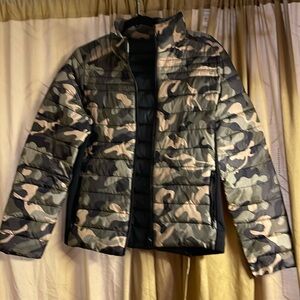 Women’s L Camo Puffer Jacket With Side Pockets 2 Inside Pockets Zip Closure